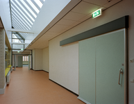 117351 Interieur van het Revalidatiecentrum De Hoogstraat (Rembrandtkade 10) te Utrecht: gang.